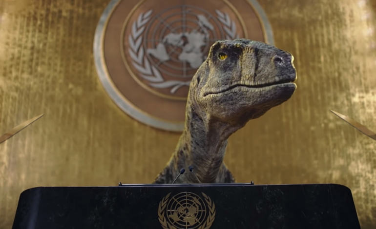 Dinosaurio irrumpe en la ONU para advertir sobre la extinción de la humanidad