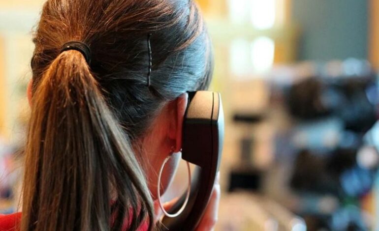 Mujer recibe llamada de ‘grupo armado’ y la obliga a salir de su casa con sus hijos