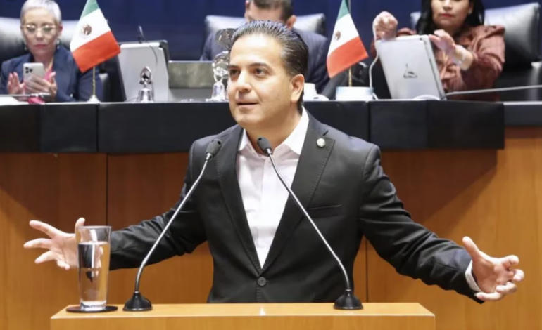 Damián Zepeda alzó la mano para competir por la presidencia, pero sin el PRI