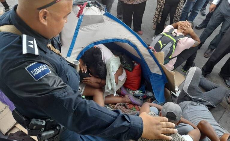 Policías retiran a la fuerza campamento migrante frente a presidencia en Juárez