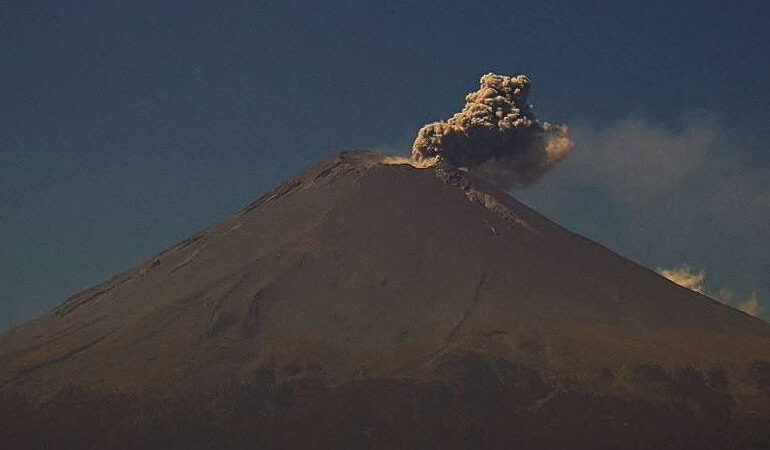 Popocatépetl mantiene expulsión de ceniza