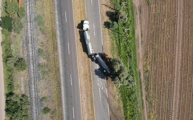 Cierran momentáneamente carretera Delicias-Camargo por volcadura de autotanque