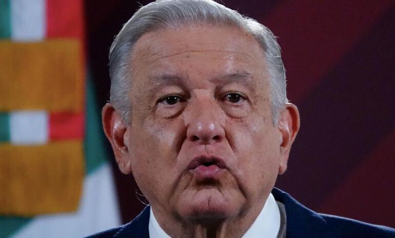 AMLO da a Sedena y Marina 9 aeropuertos y sus empresas