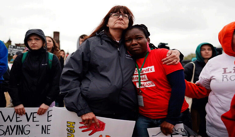 Afectados por los ataques armados en EE. UU. se plantan en Congreso para exigir un alto al comercio de armas