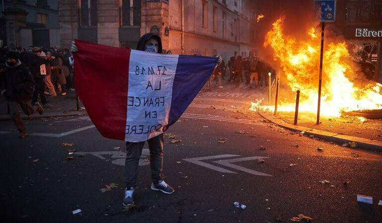 Al menos 100 detenidos en Francia tras nueva noche de protestas ante reforma de pensiones