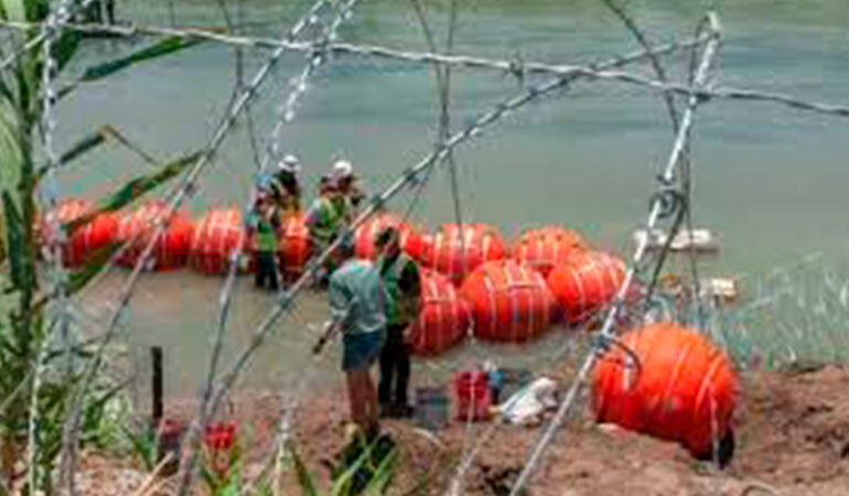 Departamento de Justicia demandará a gobernador de Texas, por colocación de muro de boyas