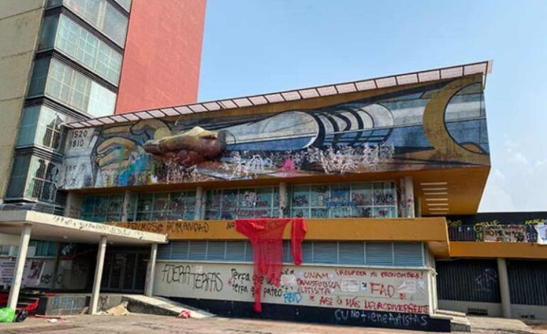 Encapuchados vandalizan mural de Siqueiros en Rectoría de la UNAM