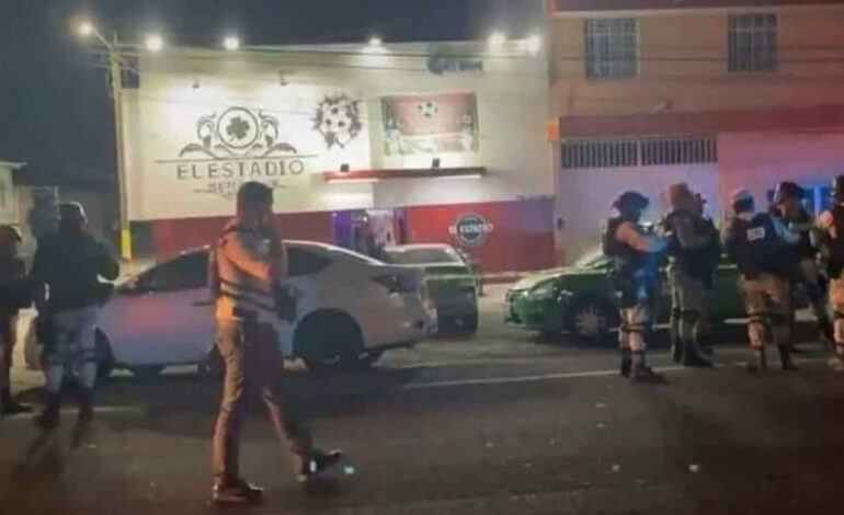 Grupo armado ejecuta a 9 en bar; hay 10 heridos