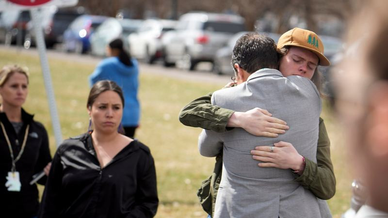 Localizan muerto a menor acusado de herir a dos empleados en una escuela en Denver, Estados Unidos