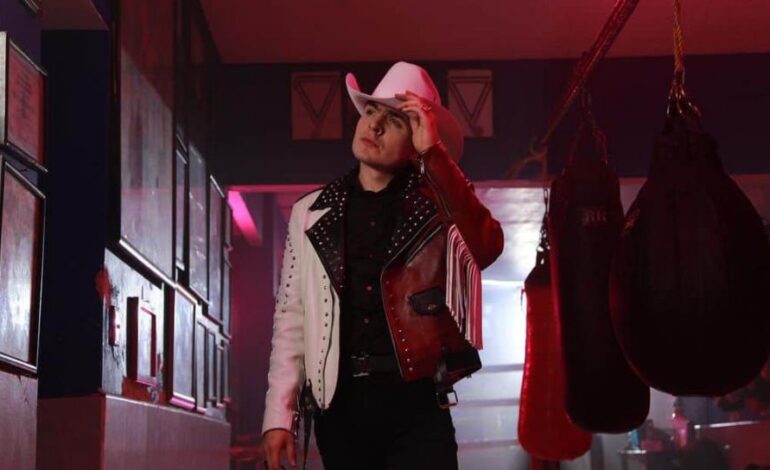 ¿Quién es Beto Vega? El amigo del Canelo que desplazó a Peso Pluma para cantar el Himno Nacional