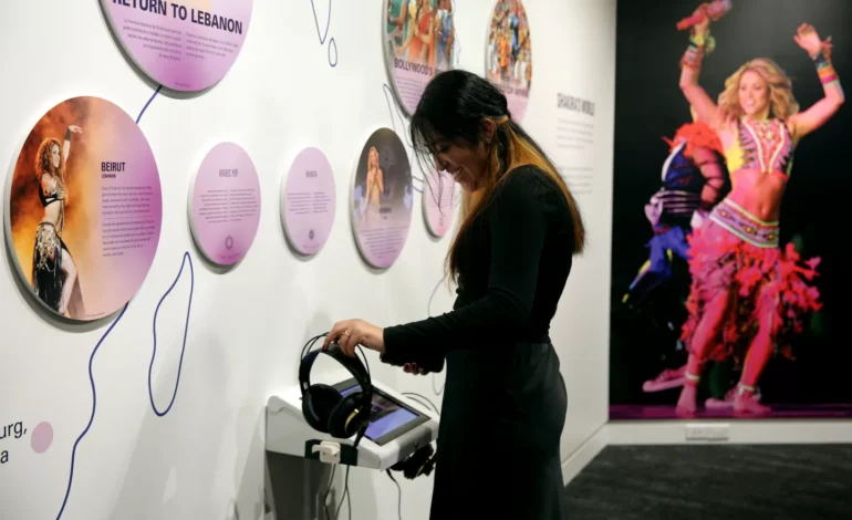 Shakira llega al Museo del Grammy con elegancia y sin escándalos