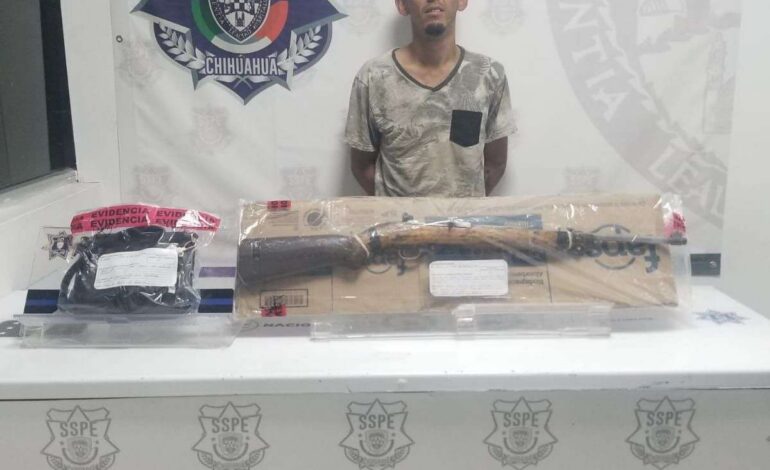 Detienen a ladrón tras robar violentamente un vehículo