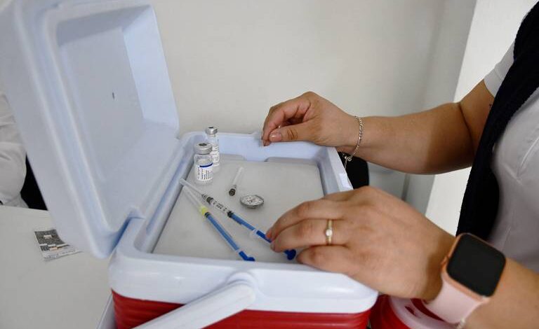 Invita Salud a vacunación de influenza y Covid-19 por temporada invernal