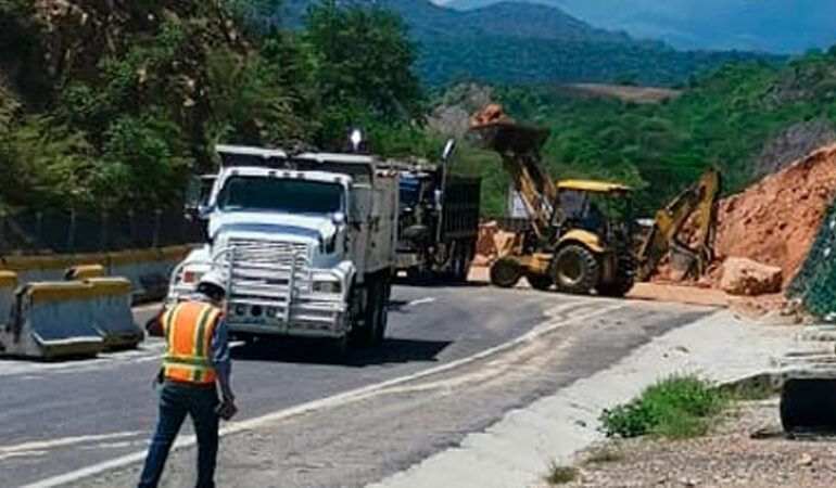 Por concluir trabajos en 23 puntos carreteros afectados por el huracán Otis en Guerrero: SICT