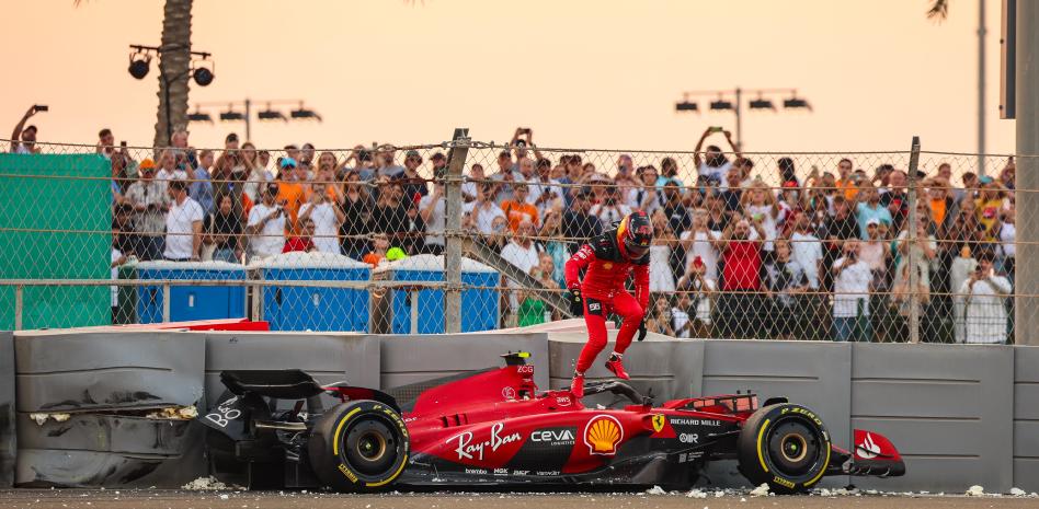 Leclerc lidera libres con apenas tiempo para rodar por accidentes; ‘Checo’, en quinto