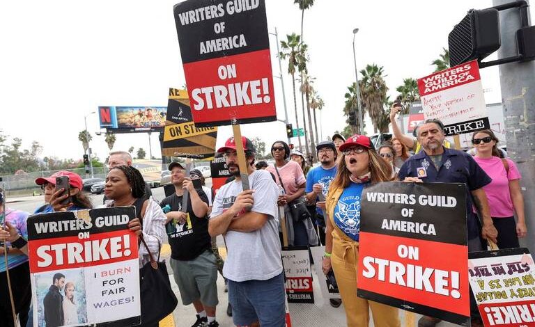 Posponen premios del Sindicato de Guionistas por huelgas en Hollywood