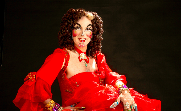 Recuerdan a los muertos con humor en Maratón de comedias con cumbia y cena