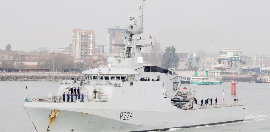 Maduro se pone a la “defensiva” por llegada de buque de guerra británico a Guyana