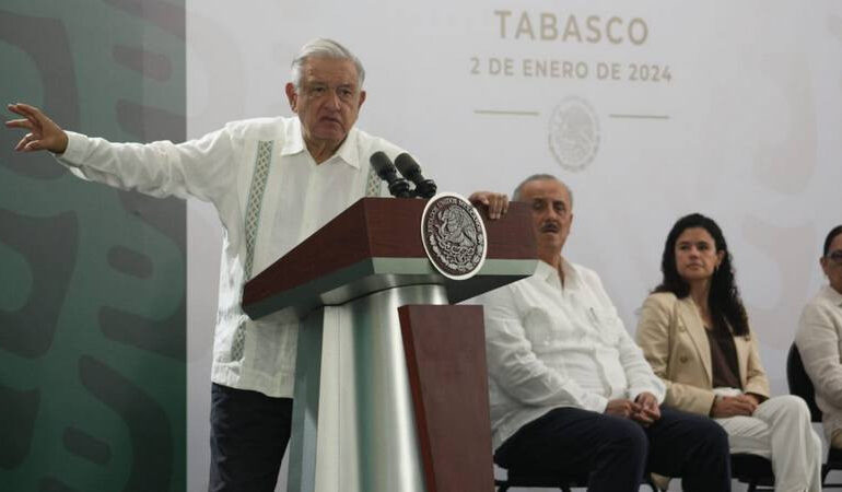 AMLO afirma que gasolina no está en 28 pesos como aseguran en redes sociales; acusa complot
