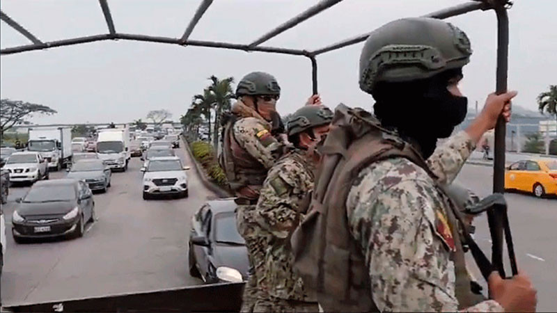 Se fugan 48 presos de una cárcel de Ecuador tras motín; recapturan a cinco