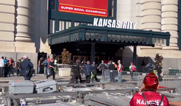 Acusan a dos hombres de asesinato tras ataque en desfile de los Kansas Citys Chiefs