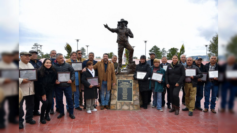 Develan escultura en honor a guía de turista asesinado junto a sacerdotes jesuitas en Chihuahua