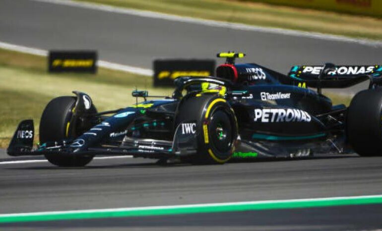 Mercedes cree que las altas temperaturas en la pista debilitan el W15