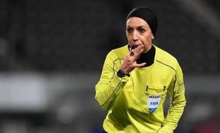 Irán destituye a primera mujer árbitro que dirigiría un partido masculino de fútbol