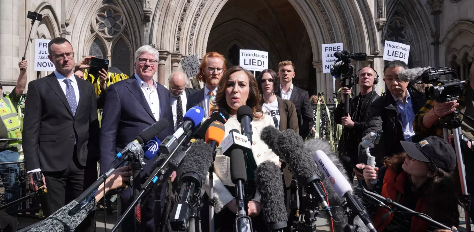 La justicia británica frena la extradición a EU de Assange y admite nuevo recurso