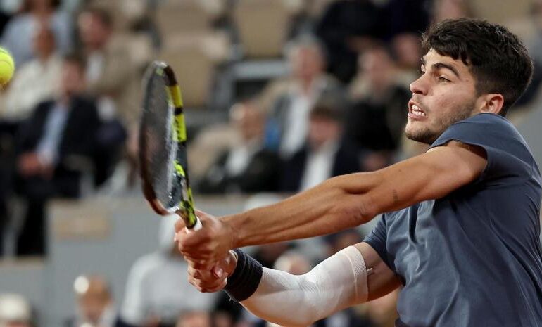 Alcaraz sufre para lograr su vigésima victoria del año