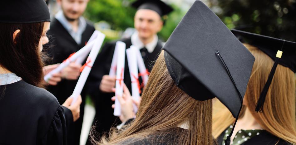 Trump plantea que extranjeros graduados en EU obtengan automáticamente su residencia