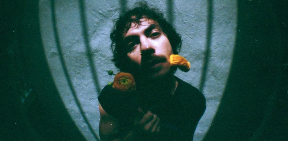 Tuli invita al crecimiento personal con su disco debut ‘Dejando flores’