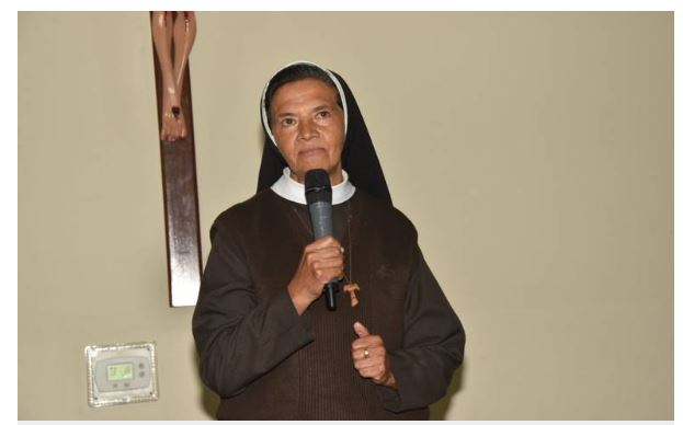 Presenta la hermana Gloria Cecilia Narváez una conferencia en la Escuela de Líderes Católicos