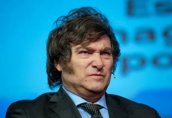 Argentina disuelve la AFIP y recorta más de tres mil empleos públicos