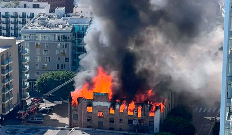 Se registra incendio en el antiguo Morrison Hotel en Los Ángeles 