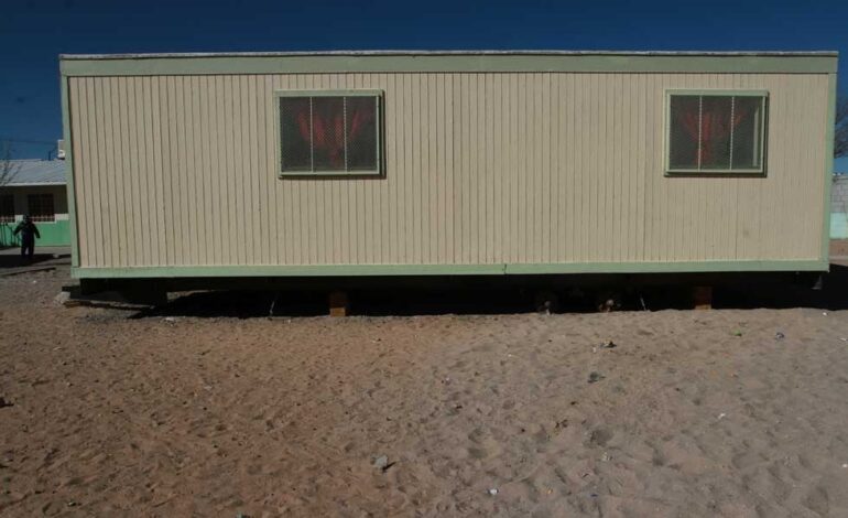 Dan solución provisional a escuela, con aulas móviles