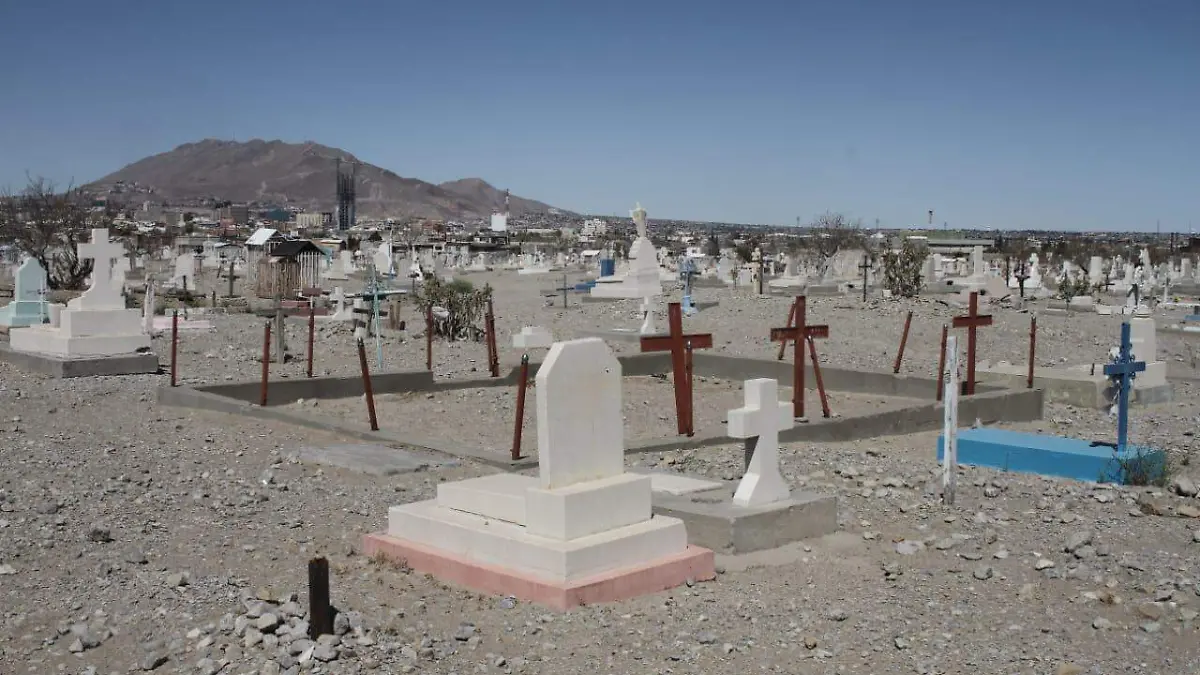 Autoridades no cuentan con reportes de personas que vivan en panteones