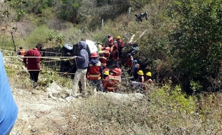 Suman al menos 19 muertos por volcadura de autobús en Oaxaca