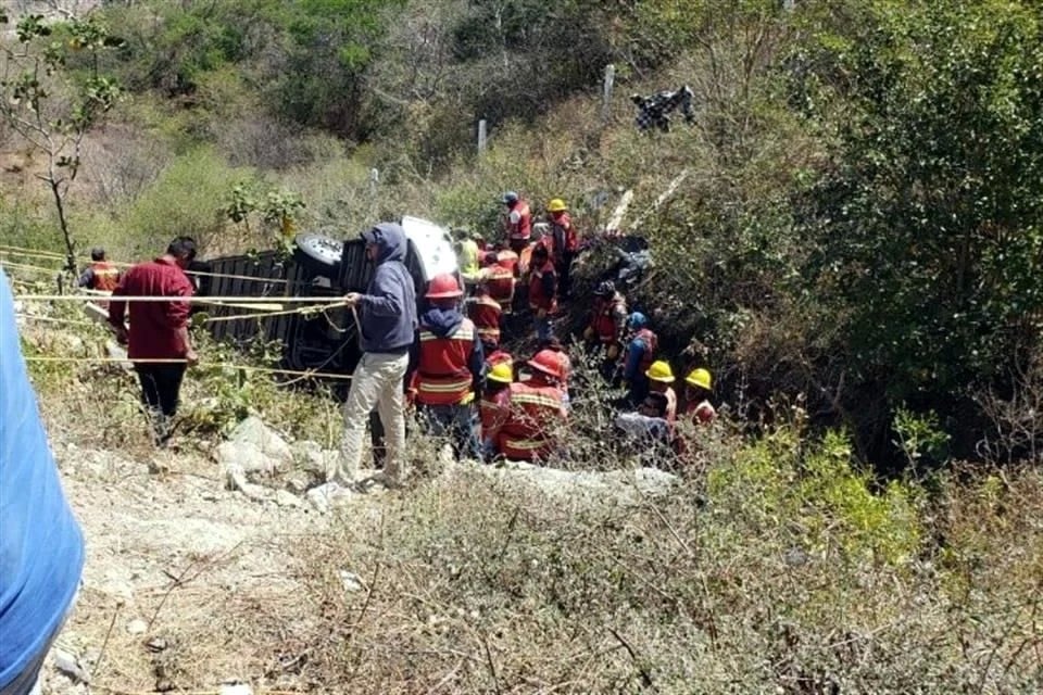 Suman al menos 19 muertos por volcadura de autobús en Oaxaca