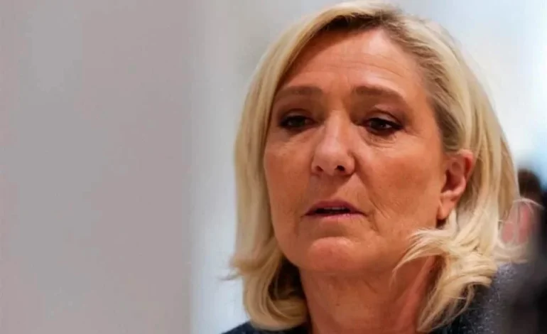 Condenan e inhabilitan a ultraderechista Marine Le Pen