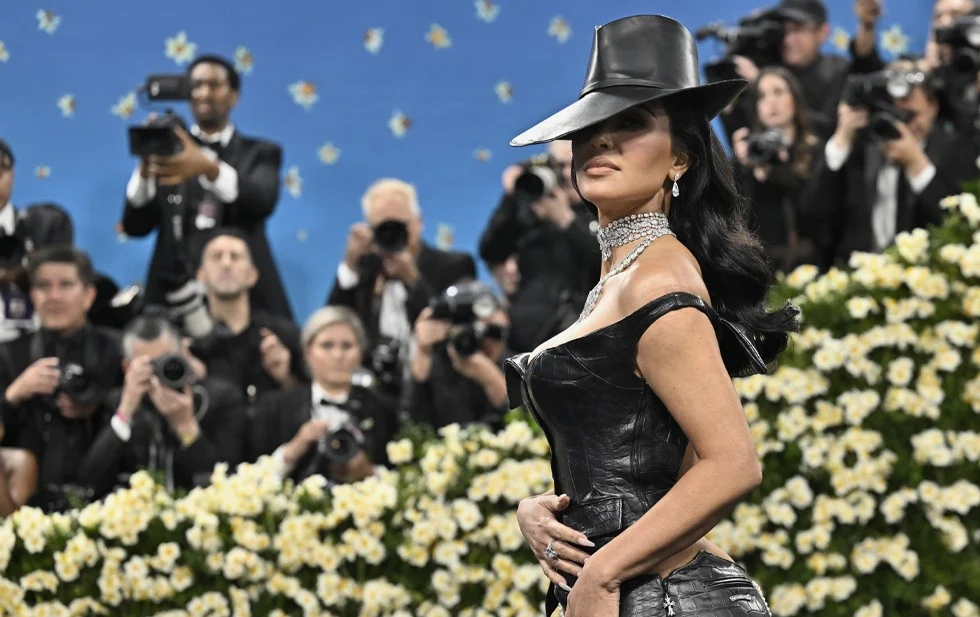 Regaña Kim Kardashian a guardia por pisar su look de la Met