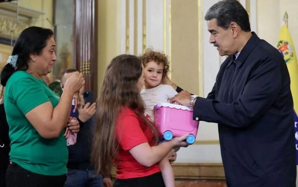 Repatrian a Venezuela a niña separada de padres deportados