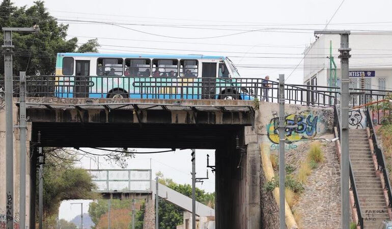 "Querétaro se prepara para el cambio: nuevas obras viarias requieren la prevención y adaptación de los ciudadanos, incluyendo cambios significativos en el sistema de transporte público"