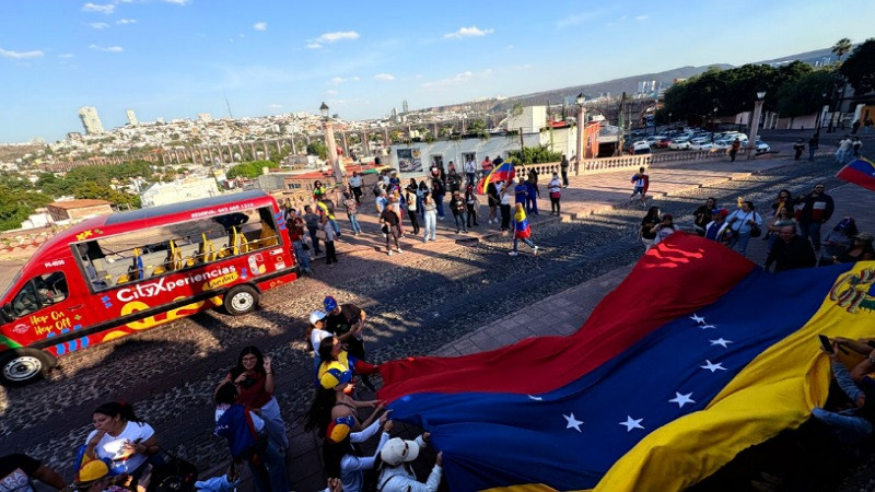 Celebran venezolanos en Querétaro detención de Nicolás Maduro