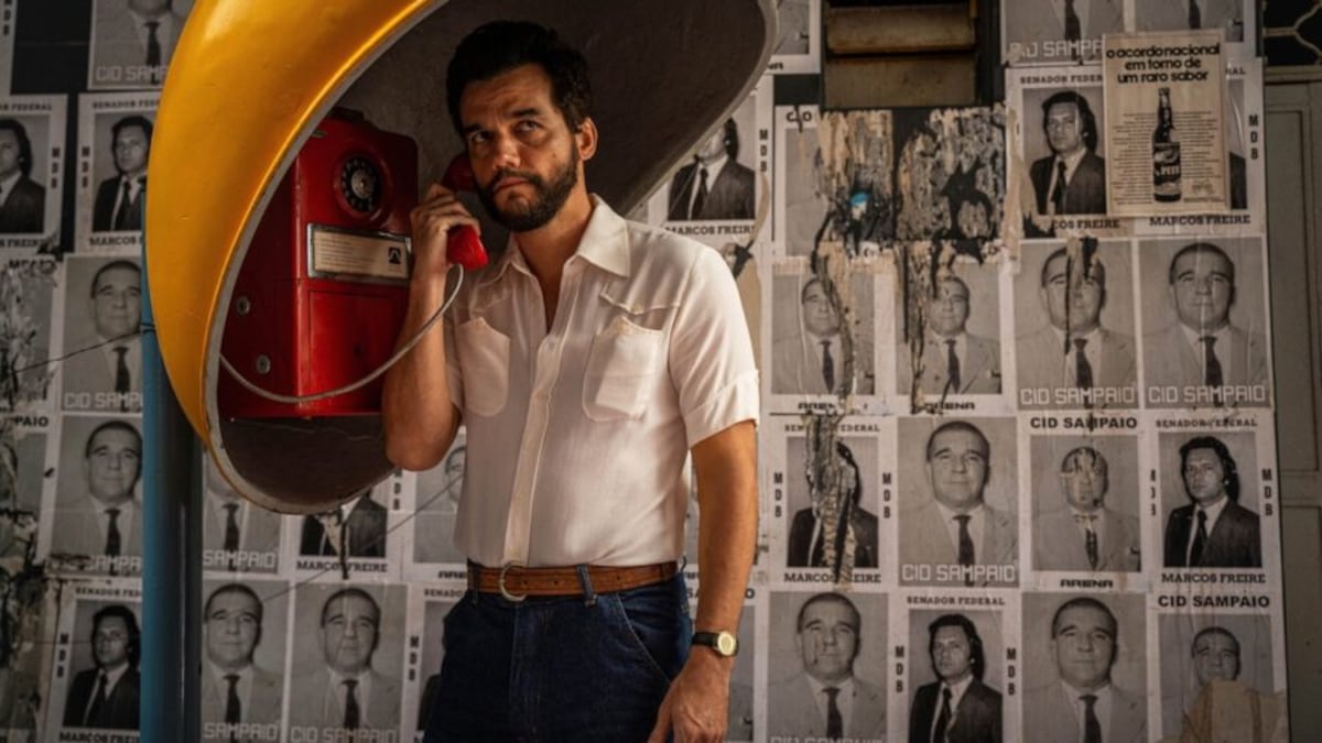 Le entregan su premio al director de “El agente secreto” durante la alfombra roja