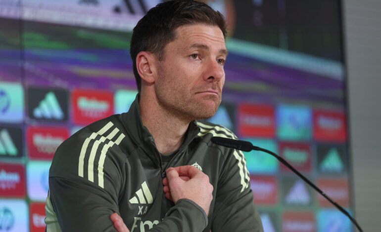 El legendario exjugador española Xabi Alonso cuestiona la ética del fútbol al tachar como "inaceptable" comportamiento de colega.