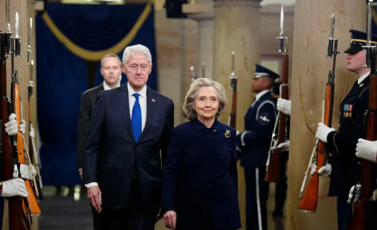 Es una vergüenza que los Clinton testifiquen en la investigación sobre Epstein: Trump