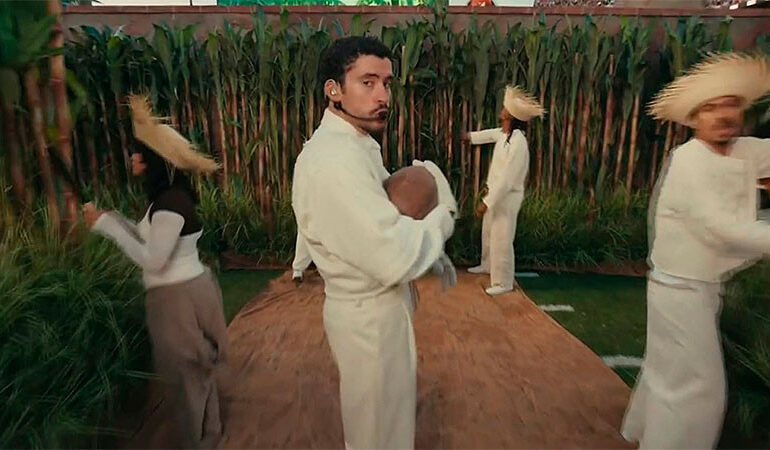 Bad Bunny deslumbra en el Super Bowl con un espectáculo latino histórico